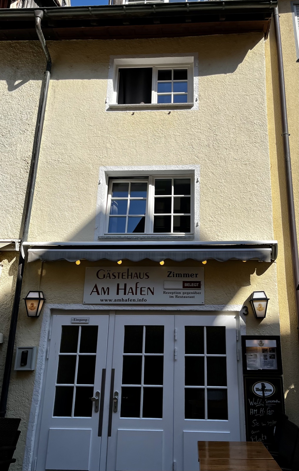 Eingang des Gästehauses Am Hafen mit Schild, Spitalgasse 3 in Meersburg