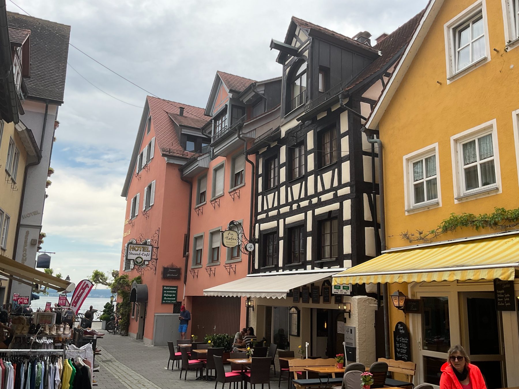 Malerische Altstadtgasse in Meersburg mit Fachwerkhäusern, nahe dem Gästehaus Am Hafen