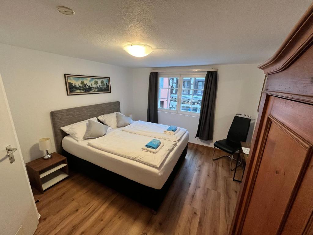 Standard Doppelzimmer mit Doppelbett und Blick auf die Spitalgasse